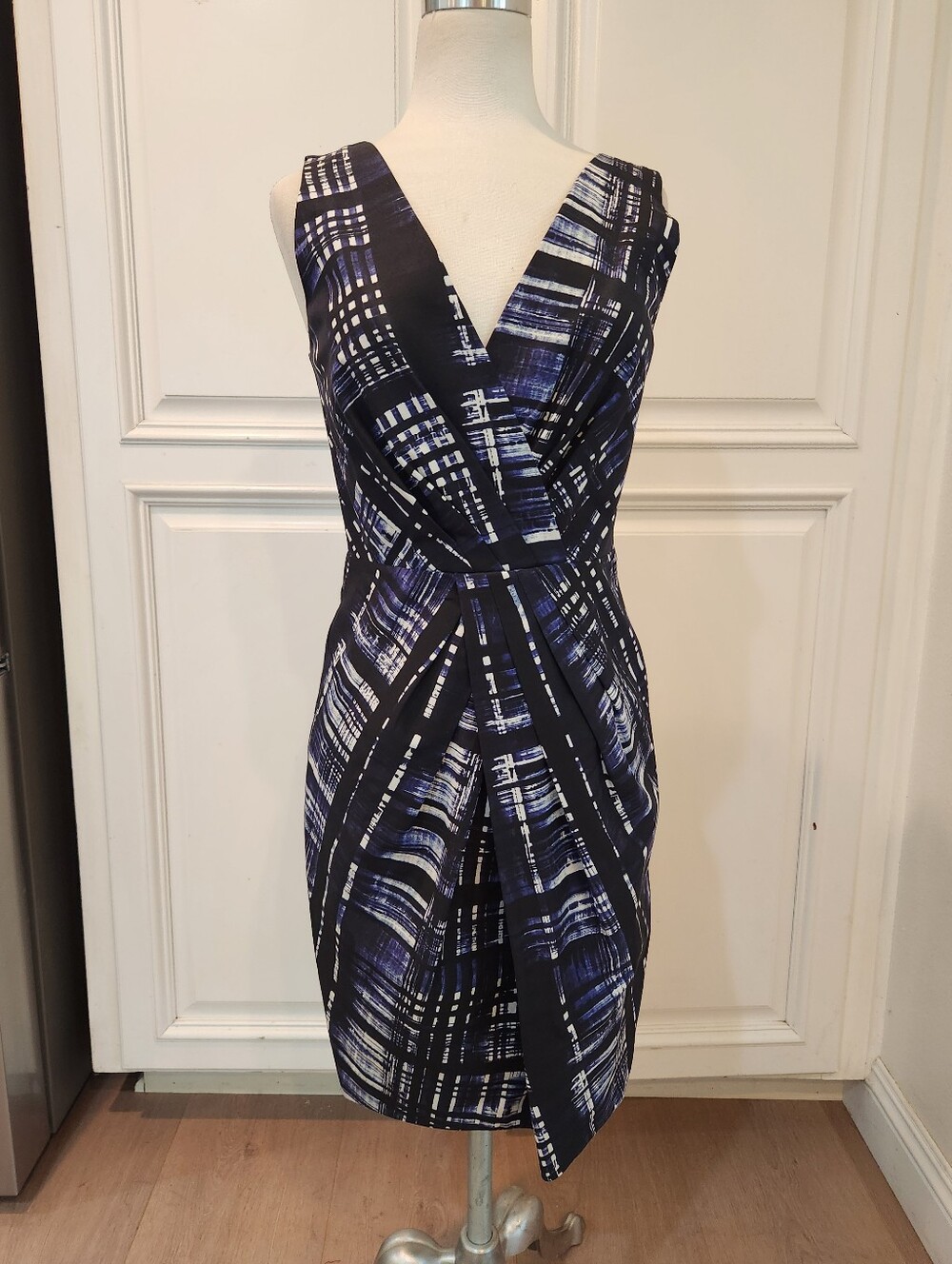 Sleeveless V-Neck Navy and Black Printed Sheath Dress
